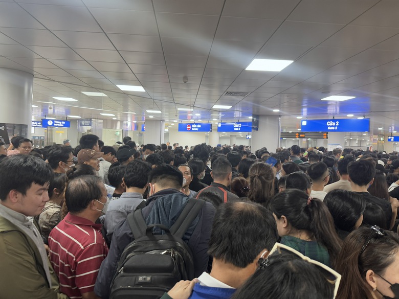 TP.HCM: Ga metro đ&ocirc;ng nghẹt, vang tiếng h&aacute;t &ldquo;Như c&oacute; B&aacute;c trong ng&agrave;y đại thắng&rdquo;- Ảnh 1.