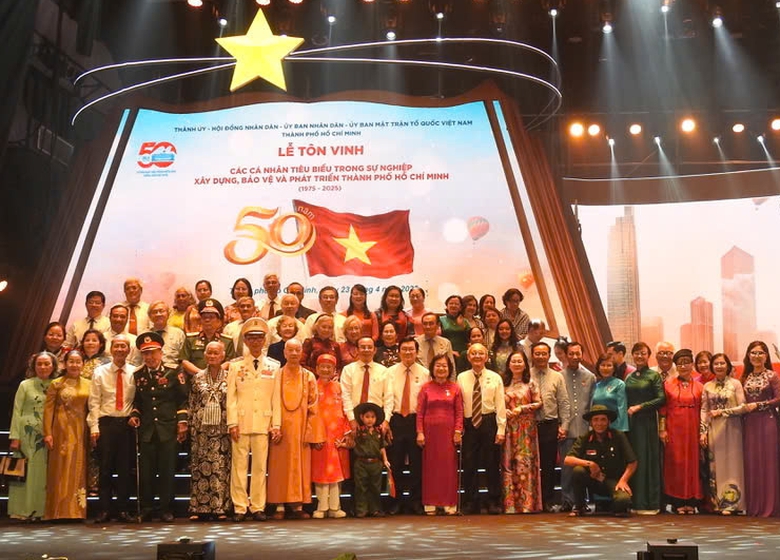 TP.HCM t&ocirc;n vinh 60 c&aacute; nh&acirc;n ti&ecirc;u biểu trong sự nghiệp x&acirc;y dựng, ph&aacute;t triển th&agrave;nh phố- Ảnh 1.