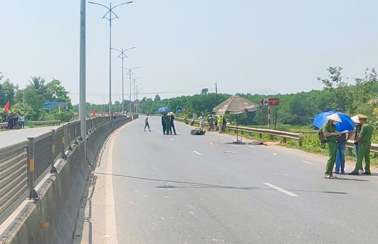 Tai nạn trên quốc lộ 1 qua Quảng Trị, người đi xe máy tử vong thương tâm- Ảnh 1. Tai nạn trên quốc lộ 1 qua Quảng Trị, người đi xe máy tử vong thương tâm- Ảnh 1.