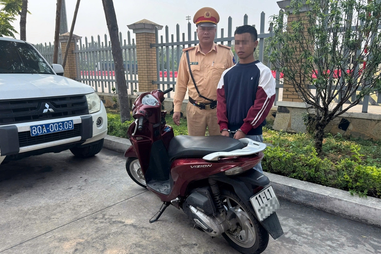 Thiếu niên 15 tuổi trộm xe máy bị CSGT bắt giữ vì đi vào đường cao tốc- Ảnh 1. Thiếu niên 15 tuổi trộm xe máy bị CSGT bắt giữ vì đi vào đường cao tốc- Ảnh 1.