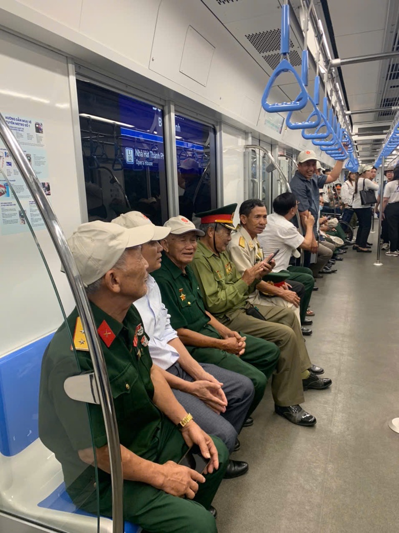 TP.HCM: Ga metro đ&ocirc;ng nghẹt, vang tiếng h&aacute;t &ldquo;Như c&oacute; B&aacute;c trong ng&agrave;y đại thắng&rdquo;- Ảnh 3.