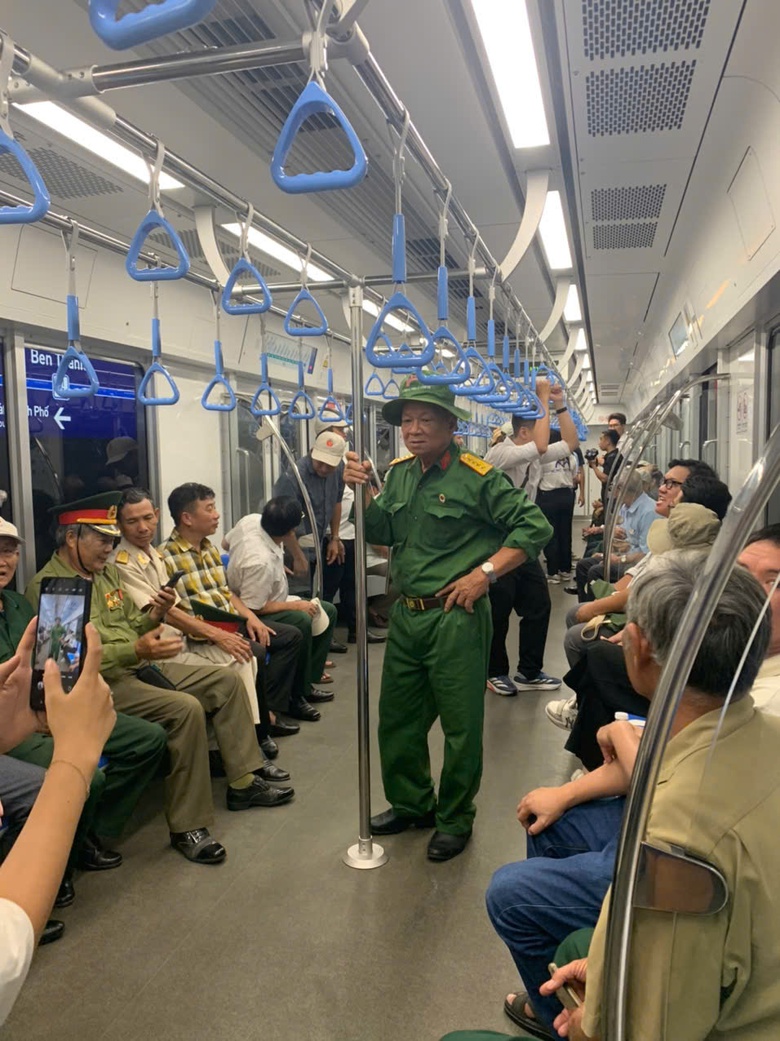 TP.HCM: Ga metro đ&ocirc;ng nghẹt, vang tiếng h&aacute;t &ldquo;Như c&oacute; B&aacute;c trong ng&agrave;y đại thắng&rdquo;- Ảnh 4.