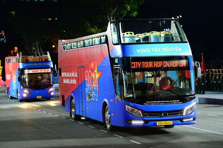 Xe bu&yacute;t TP.HCM đồng loạt treo cờ Tổ quốc ch&agrave;o mừng đại lễ 30/4- Ảnh 2.