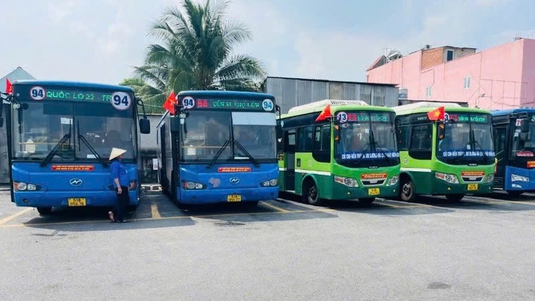 Xe bu&yacute;t TP.HCM đồng loạt treo cờ Tổ quốc ch&agrave;o mừng đại lễ 30/4- Ảnh 1.