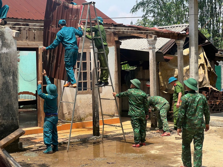 D&ocirc;ng lốc bất ngờ ở Huế, nhiều nh&agrave; d&acirc;n v&agrave; 1 trường học v&ugrave;ng cao hư hỏng nặng- Ảnh 1.