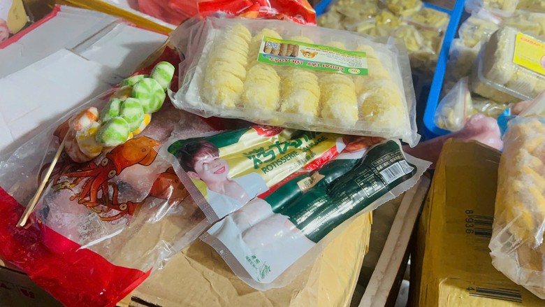 Thịt "xi&ecirc;n bẩn" 2.000 đồng tr&agrave;n đường phố, bủa v&acirc;y trường học- Ảnh 1.