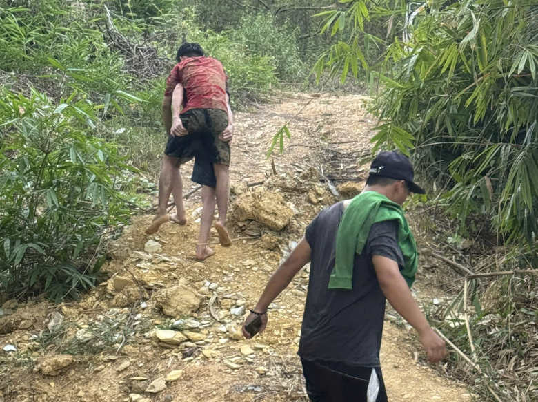 Du khách dũng cảm lao ra dòng nước xiết cứu nam sinh 16 tuổi- Ảnh 3. Du khách dũng cảm lao ra dòng nước xiết cứu nam sinh 16 tuổi- Ảnh 3.