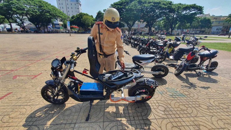 Gần 70 thiếu niên tụ tập xe điện độ chế, quay clip "câu like" ở Đắk Lắk - Ảnh 1. Gần 70 thiếu niên tụ tập xe điện độ chế, quay clip "câu like" ở Đắk Lắk - Ảnh 1.