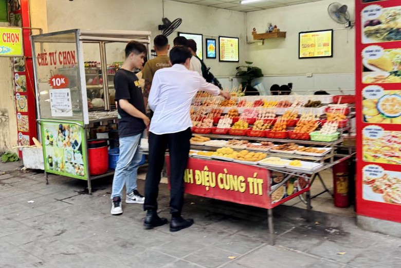 Thịt "xi&ecirc;n bẩn" 2.000 đồng tr&agrave;n đường phố, bủa v&acirc;y trường học- Ảnh 3.