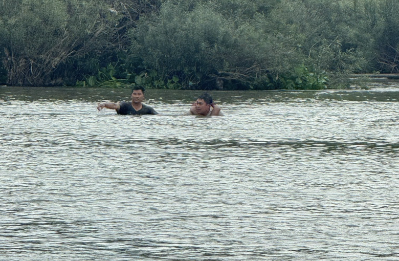 Du khách dũng cảm lao ra dòng nước xiết cứu nam sinh 16 tuổi- Ảnh 2. Du khách dũng cảm lao ra dòng nước xiết cứu nam sinh 16 tuổi- Ảnh 2.