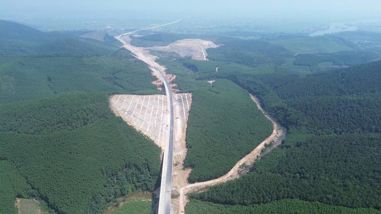 M&ocirc;i trường xanh tr&ecirc;n c&ocirc;ng trường cao tốc Bắc - Nam qua Quảng B&igrave;nh- Ảnh 3.