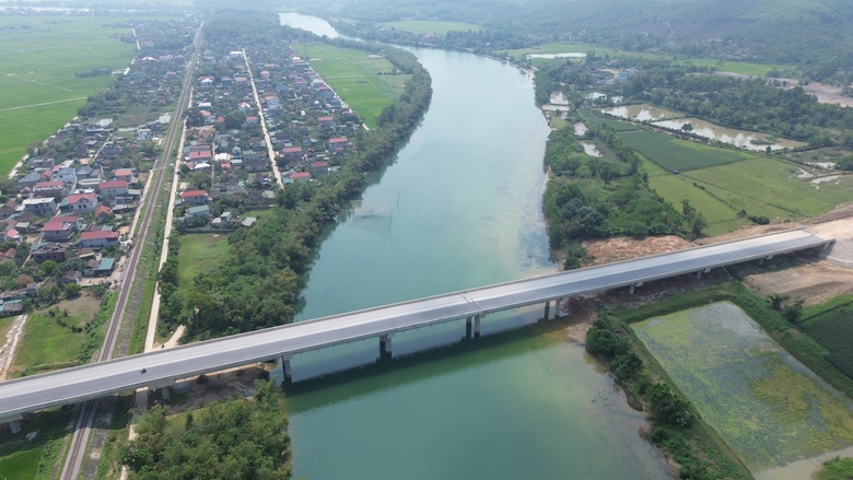 M&ocirc;i trường xanh tr&ecirc;n c&ocirc;ng trường cao tốc Bắc - Nam qua Quảng B&igrave;nh- Ảnh 1.