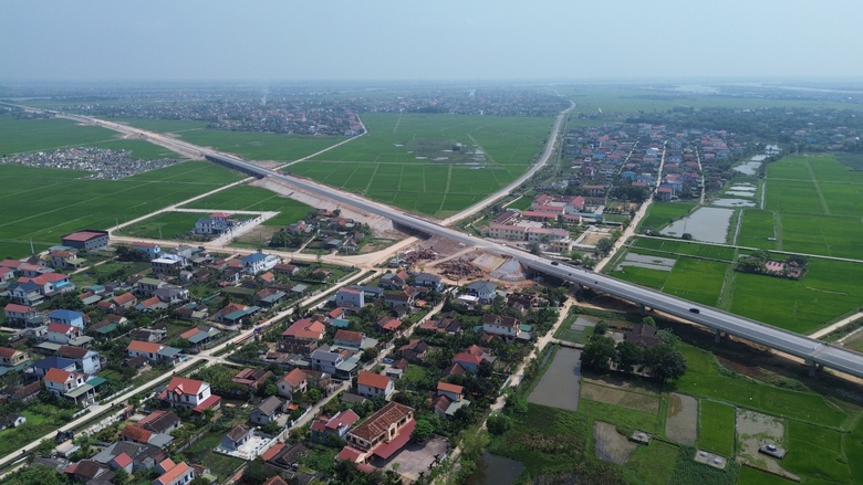 M&ocirc;i trường xanh tr&ecirc;n c&ocirc;ng trường cao tốc Bắc - Nam qua Quảng B&igrave;nh- Ảnh 2.