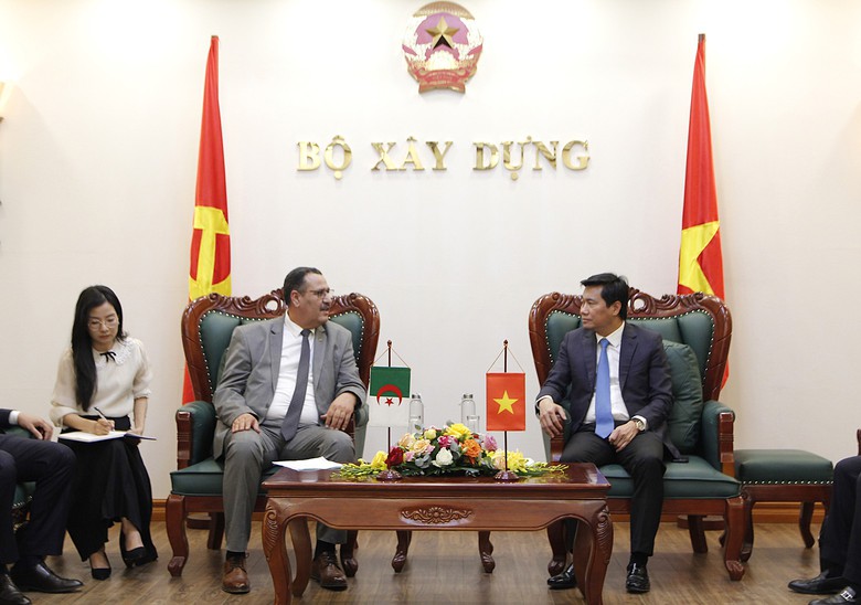 Thứ trưởng Bộ Xây dựng Nguyễn Tường Văn tiếp ông Saleh Djeghloul, Chủ tịch nhóm nghị sĩ hữu nghị Algeria - Việt Nam, đại biểu Quốc hội Algeria. Thứ trưởng Bộ Xây dựng Nguyễn Tường Văn tiếp ông Saleh Djeghloul, Chủ tịch nhóm nghị sĩ hữu nghị Algeria - Việt Nam, đại biểu Quốc hội Algeria.