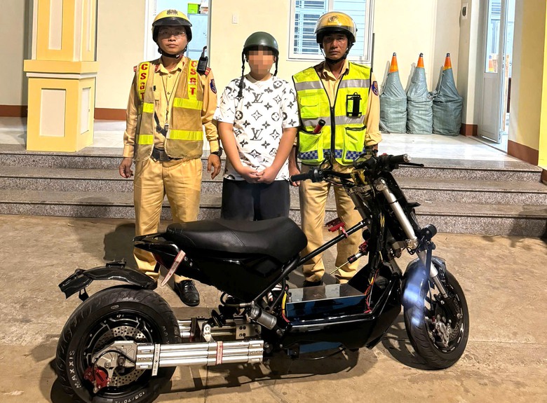 Gần 70 thiếu niên tụ tập xe điện độ chế, quay clip "câu like" ở Đắk Lắk - Ảnh 2. Gần 70 thiếu niên tụ tập xe điện độ chế, quay clip "câu like" ở Đắk Lắk - Ảnh 2.