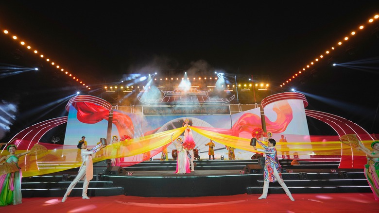 Hà Nội bắn pháo hoa, tổ chức nhiều hoạt động hấp dẫn dịp 30/4- Ảnh 1. Hà Nội bắn pháo hoa, tổ chức nhiều hoạt động hấp dẫn dịp 30/4- Ảnh 1.