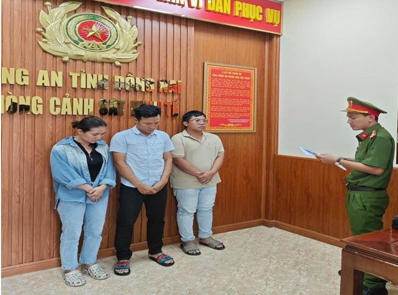 Khởi tố 3 đối tượng trong vụ chế biến gi&ograve; chả từ hơn 4 tấn heo chết mang mầm dịch tả- Ảnh 1.