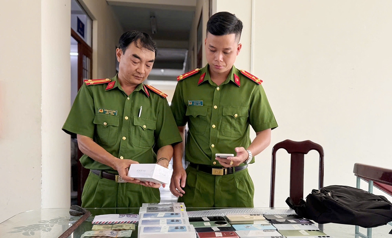 Bắt nhanh 2 đối tượng li&ecirc;n quan vụ trộm 80 điện thoại di động ở An Giang- Ảnh 1.