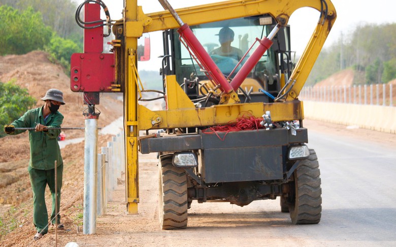 Công nhân đội nắng hoàn thiện hạng mục an toàn giao thông cao tốc Vạn Ninh - Cam Lộ- Ảnh 1. Công nhân đội nắng hoàn thiện hạng mục an toàn giao thông cao tốc Vạn Ninh - Cam Lộ- Ảnh 1.