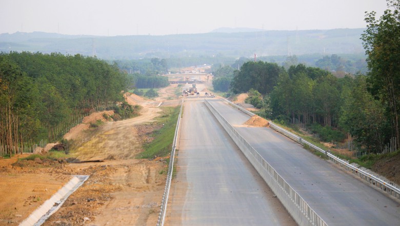 Công nhân đội nắng hoàn thiện hạng mục an toàn giao thông cao tốc Vạn Ninh - Cam Lộ- Ảnh 10. Công nhân đội nắng hoàn thiện hạng mục an toàn giao thông cao tốc Vạn Ninh - Cam Lộ- Ảnh 10.