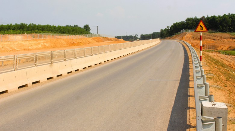 Công nhân đội nắng hoàn thiện hạng mục an toàn giao thông cao tốc Vạn Ninh - Cam Lộ- Ảnh 14. Công nhân đội nắng hoàn thiện hạng mục an toàn giao thông cao tốc Vạn Ninh - Cam Lộ- Ảnh 14.