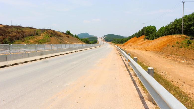 Công nhân đội nắng hoàn thiện hạng mục an toàn giao thông cao tốc Vạn Ninh - Cam Lộ- Ảnh 15. Công nhân đội nắng hoàn thiện hạng mục an toàn giao thông cao tốc Vạn Ninh - Cam Lộ- Ảnh 15.