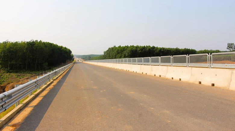 Công nhân đội nắng hoàn thiện hạng mục an toàn giao thông cao tốc Vạn Ninh - Cam Lộ- Ảnh 2. Công nhân đội nắng hoàn thiện hạng mục an toàn giao thông cao tốc Vạn Ninh - Cam Lộ- Ảnh 2.