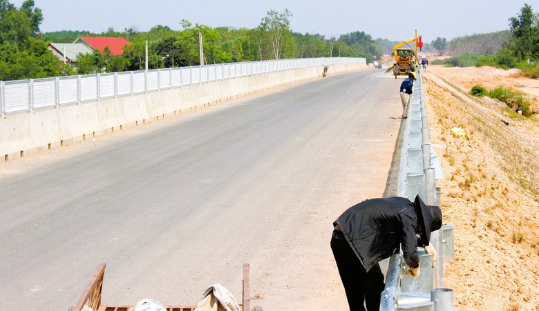 Công nhân đội nắng hoàn thiện hạng mục an toàn giao thông cao tốc Vạn Ninh - Cam Lộ- Ảnh 3. Công nhân đội nắng hoàn thiện hạng mục an toàn giao thông cao tốc Vạn Ninh - Cam Lộ- Ảnh 3.