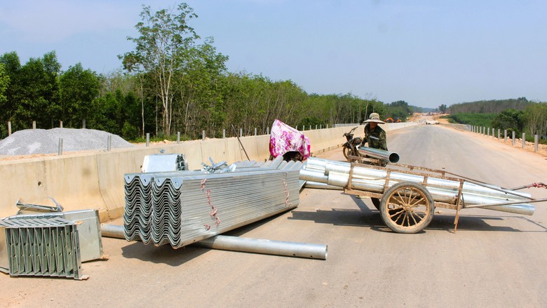 Công nhân đội nắng hoàn thiện hạng mục an toàn giao thông cao tốc Vạn Ninh - Cam Lộ- Ảnh 5. Công nhân đội nắng hoàn thiện hạng mục an toàn giao thông cao tốc Vạn Ninh - Cam Lộ- Ảnh 5.