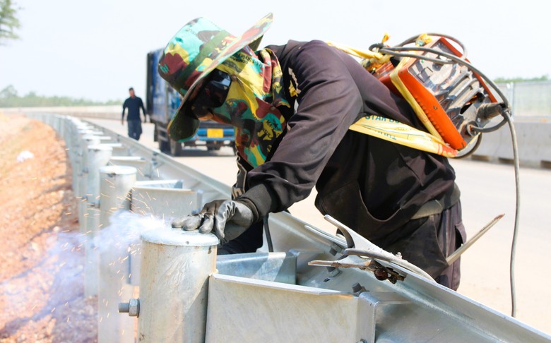 Công nhân đội nắng hoàn thiện hạng mục an toàn giao thông cao tốc Vạn Ninh - Cam Lộ- Ảnh 6. Công nhân đội nắng hoàn thiện hạng mục an toàn giao thông cao tốc Vạn Ninh - Cam Lộ- Ảnh 6.