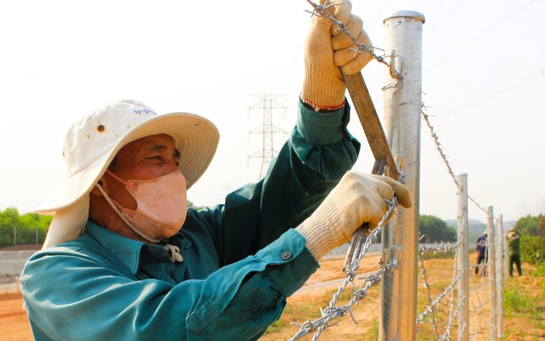 Công nhân đội nắng hoàn thiện hạng mục an toàn giao thông cao tốc Vạn Ninh - Cam Lộ- Ảnh 7. Công nhân đội nắng hoàn thiện hạng mục an toàn giao thông cao tốc Vạn Ninh - Cam Lộ- Ảnh 7.