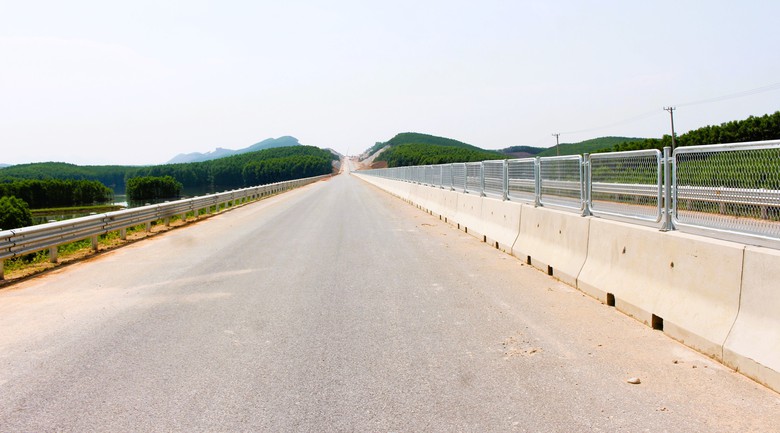 Công nhân đội nắng hoàn thiện hạng mục an toàn giao thông cao tốc Vạn Ninh - Cam Lộ- Ảnh 8. Công nhân đội nắng hoàn thiện hạng mục an toàn giao thông cao tốc Vạn Ninh - Cam Lộ- Ảnh 8.