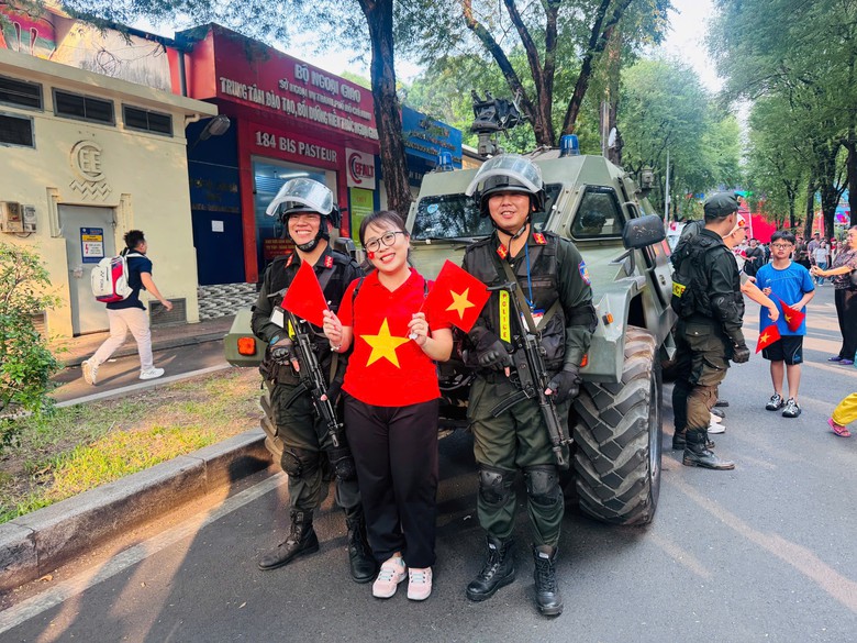 Ngàn người nô nức kéo về trung tâm TP.HCM xem sơ duyệt diễu binh, diễu hành- Ảnh 6. Ngàn người nô nức kéo về trung tâm TP.HCM xem sơ duyệt diễu binh, diễu hành- Ảnh 6.