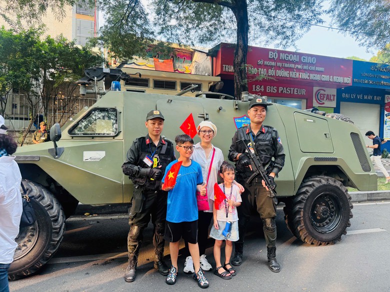 Ngàn người nô nức kéo về trung tâm TP.HCM xem sơ duyệt diễu binh, diễu hành- Ảnh 5. Ngàn người nô nức kéo về trung tâm TP.HCM xem sơ duyệt diễu binh, diễu hành- Ảnh 5.