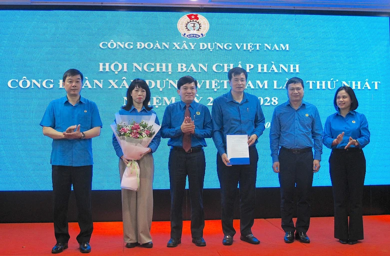 Ra mắt Ban chấp h&agrave;nh C&ocirc;ng đo&agrave;n X&acirc;y dựng Việt Nam nhiệm kỳ 2023-2028- Ảnh 1.