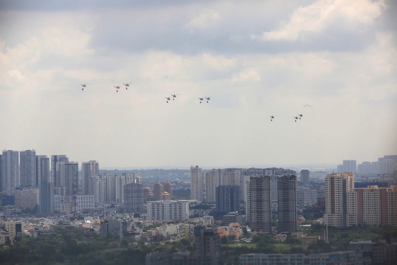 Xúc động khoảnh khắc trực thăng kéo cờ Tổ quốc, tiêm kích xé gió trên bầu trời TP.HCM- Ảnh 6. Xúc động khoảnh khắc trực thăng kéo cờ Tổ quốc, tiêm kích xé gió trên bầu trời TP.HCM- Ảnh 6.