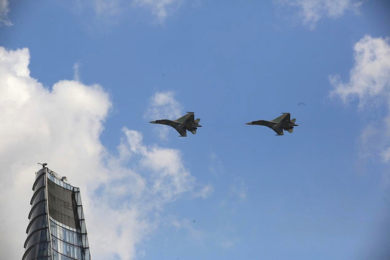 Xúc động khoảnh khắc trực thăng kéo cờ Tổ quốc, tiêm kích xé gió trên bầu trời TP.HCM- Ảnh 7. Xúc động khoảnh khắc trực thăng kéo cờ Tổ quốc, tiêm kích xé gió trên bầu trời TP.HCM- Ảnh 7.