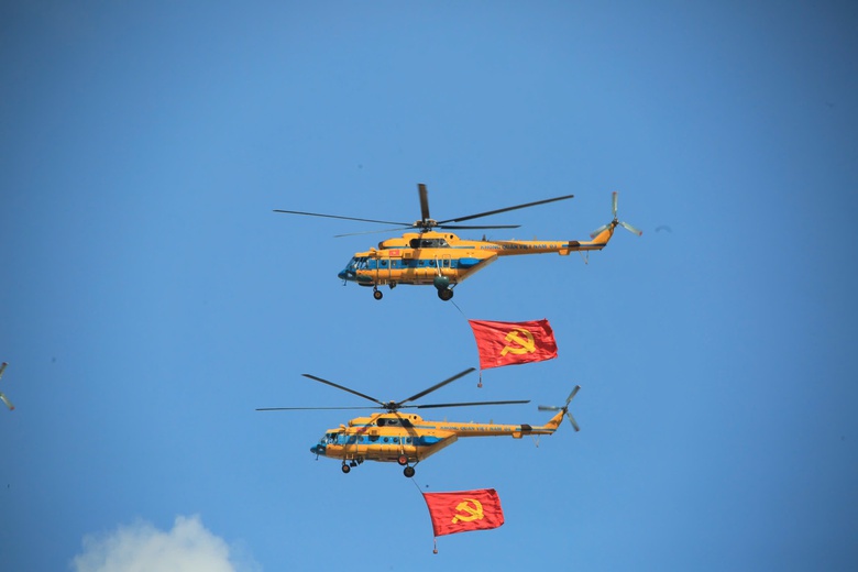 Xúc động khoảnh khắc trực thăng kéo cờ Tổ quốc, tiêm kích xé gió trên bầu trời TP.HCM- Ảnh 1. Xúc động khoảnh khắc trực thăng kéo cờ Tổ quốc, tiêm kích xé gió trên bầu trời TP.HCM- Ảnh 1.