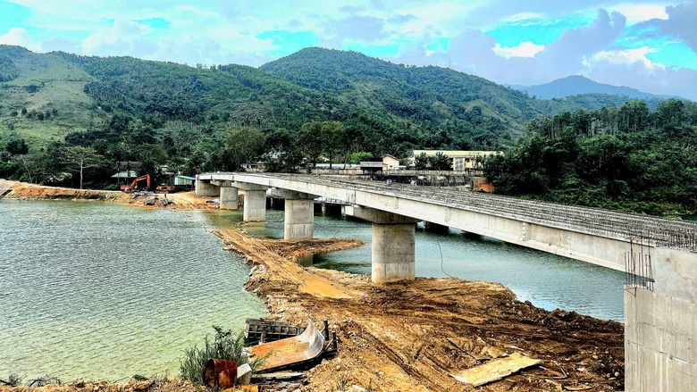 Vướng mặt bằng, c&aacute;c dự &aacute;n giao th&ocirc;ng miền n&uacute;i Quảng Ng&atilde;i hiện ra sao?- Ảnh 3.