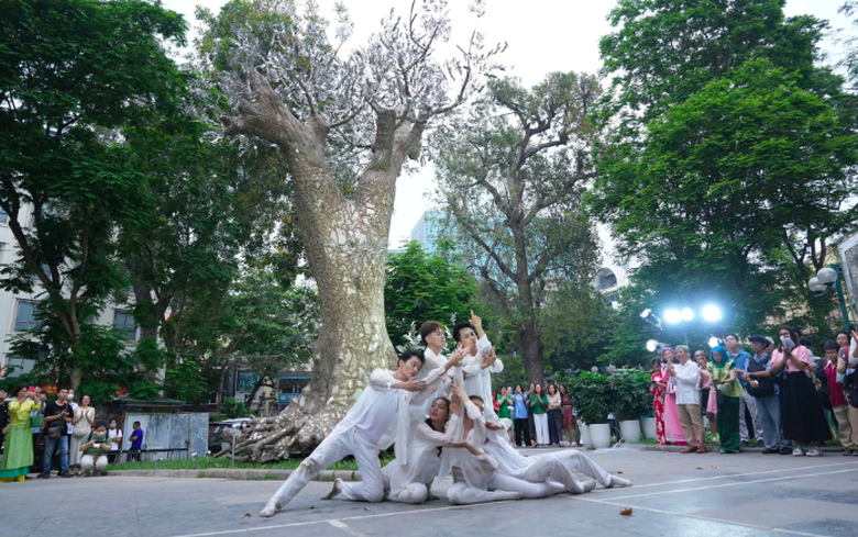 Hà Nội bắn pháo hoa, tổ chức nhiều hoạt động hấp dẫn dịp 30/4- Ảnh 2. Hà Nội bắn pháo hoa, tổ chức nhiều hoạt động hấp dẫn dịp 30/4- Ảnh 2.