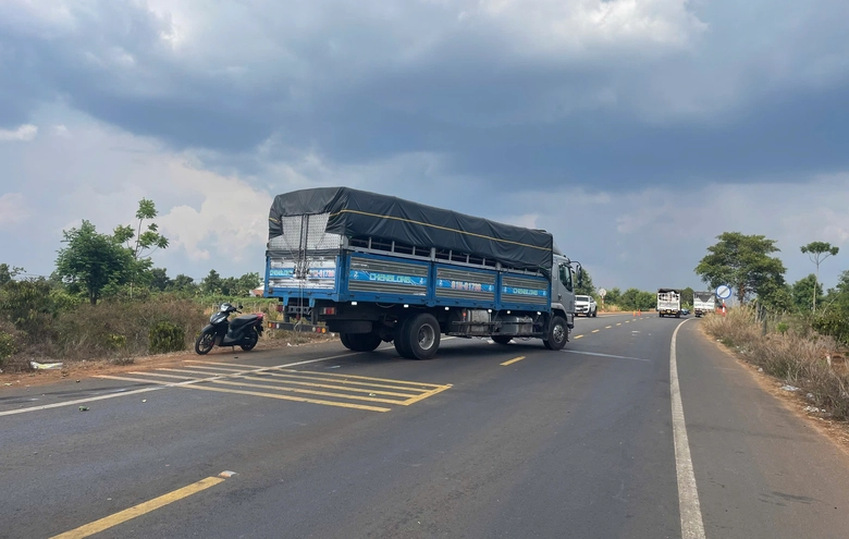 Va chạm xe tải tr&ecirc;n quốc lộ 19 qua Gia Lai, cặp vợ chồng tử vong thương t&acirc;m- Ảnh 1.