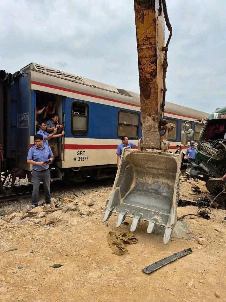 Va chạm t&agrave;u kh&aacute;ch, t&agrave;i xế xe tải trọng thương, mắc kẹt trong cabin- Ảnh 1.