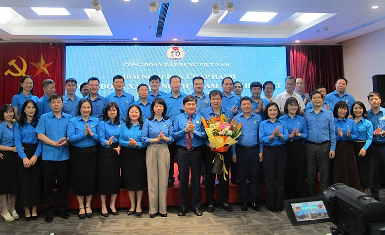 Ra mắt Ban chấp h&agrave;nh C&ocirc;ng đo&agrave;n X&acirc;y dựng Việt Nam nhiệm kỳ 2023-2028- Ảnh 2.
