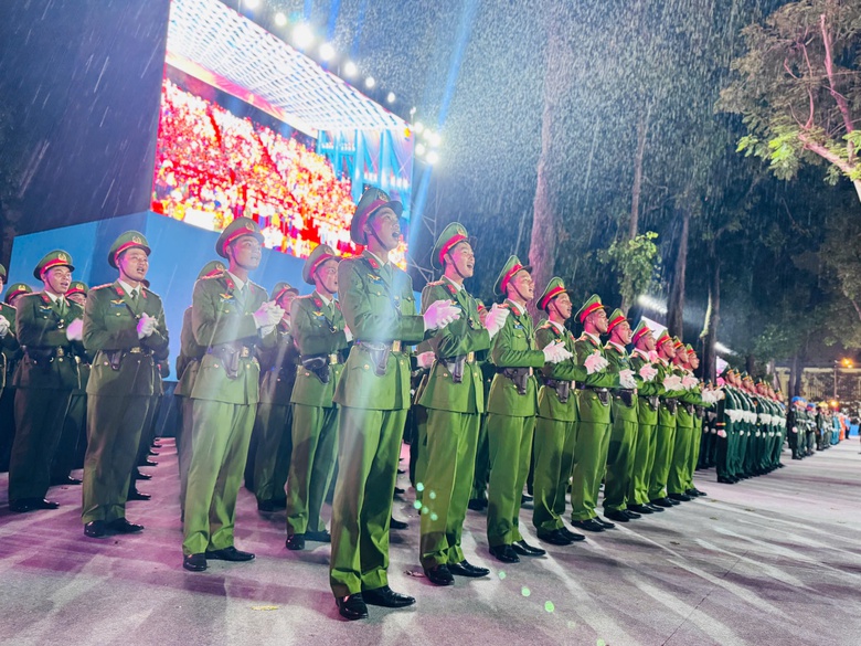 X&uacute;c động h&igrave;nh ảnh chiến sĩ diễu binh, diễu h&agrave;nh đội mưa h&aacute;t vang "Nối v&ograve;ng tay lớn"- Ảnh 3.