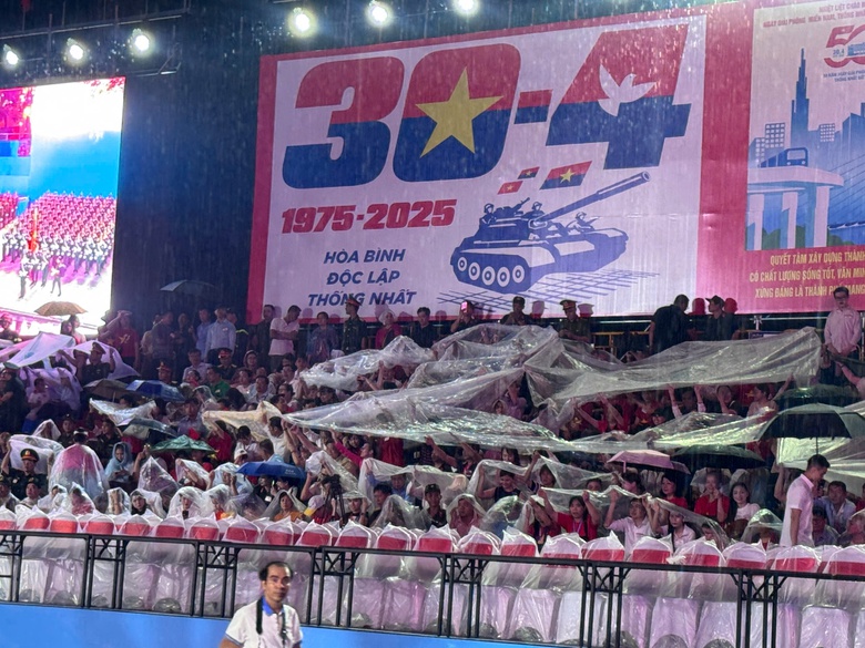 X&uacute;c động h&igrave;nh ảnh chiến sĩ diễu binh, diễu h&agrave;nh đội mưa h&aacute;t vang "Nối v&ograve;ng tay lớn"- Ảnh 5.