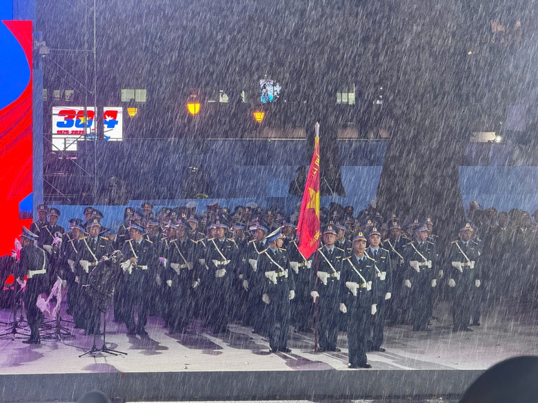 X&uacute;c động h&igrave;nh ảnh chiến sĩ diễu binh, diễu h&agrave;nh đội mưa h&aacute;t vang "Nối v&ograve;ng tay lớn"- Ảnh 1.