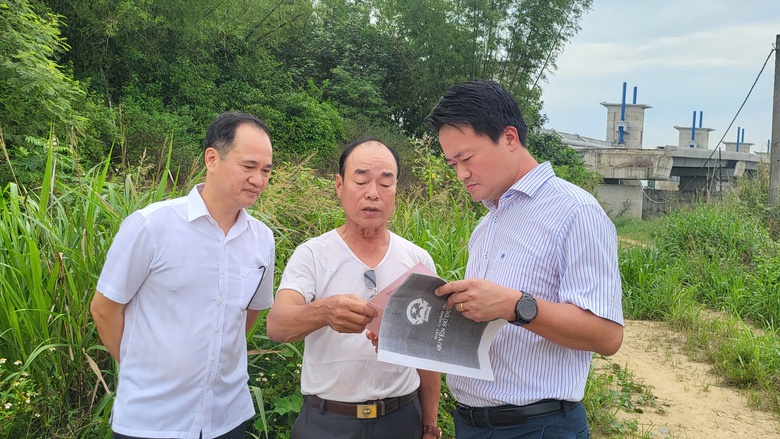 Cưỡng chế 3 thửa đất nông nghiệp cản tiến độ dự án đập dâng nghìn tỷ ở Quảng Ngãi- Ảnh 2. Cưỡng chế 3 thửa đất nông nghiệp cản tiến độ dự án đập dâng nghìn tỷ ở Quảng Ngãi- Ảnh 2.