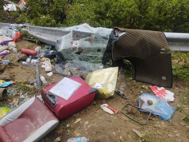 Hiện trường xe kh&aacute;ch 35 chỗ bị lật tại Tam Đảo, 3 người tử vong- Ảnh 5.