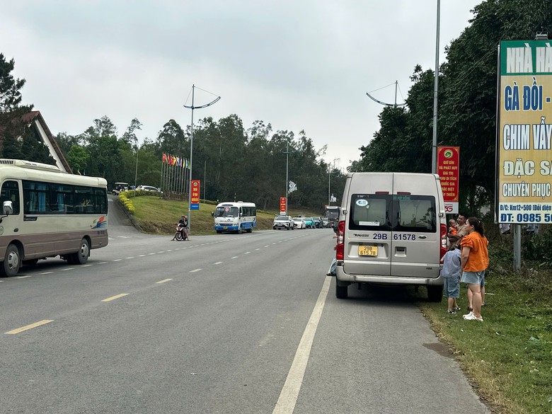 Hiện trường xe kh&aacute;ch 35 chỗ bị lật tại Tam Đảo, 3 người tử vong- Ảnh 8.