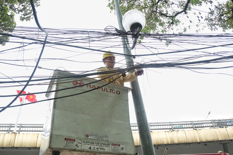 H&agrave; Nội r&agrave; so&aacute;t đ&egrave;n t&iacute;n hiệu, c&acirc;y xanh, chiếu s&aacute;ng trước cao điểm nghỉ lễ 30/4- Ảnh 4.